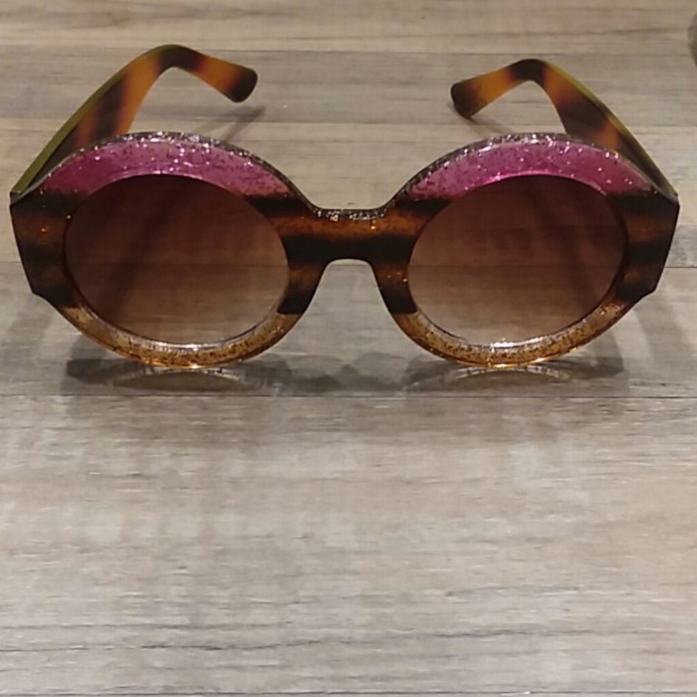 NWOT Fashion  Design Women SunGlasses